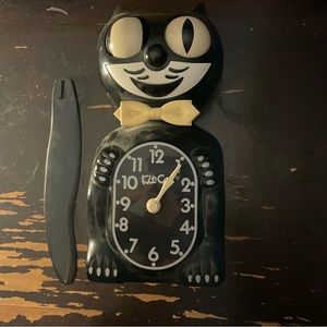 Vintage Kit Kat clock - used in excellent condition. Cool clock!